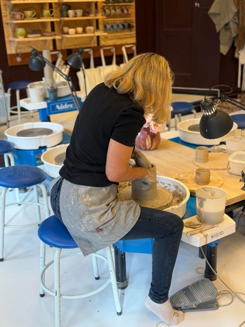 Konsentrert arbeid ved dreieskiven, laget på Lissom keramikkverksted på Teie