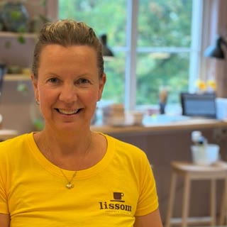 Monica i verkstedet på Lissom